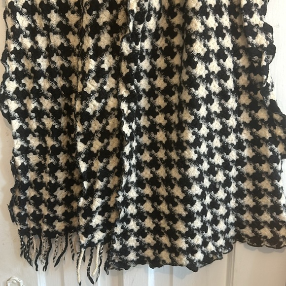 Scarf (believe it’s wool) - Picture 5 of 13